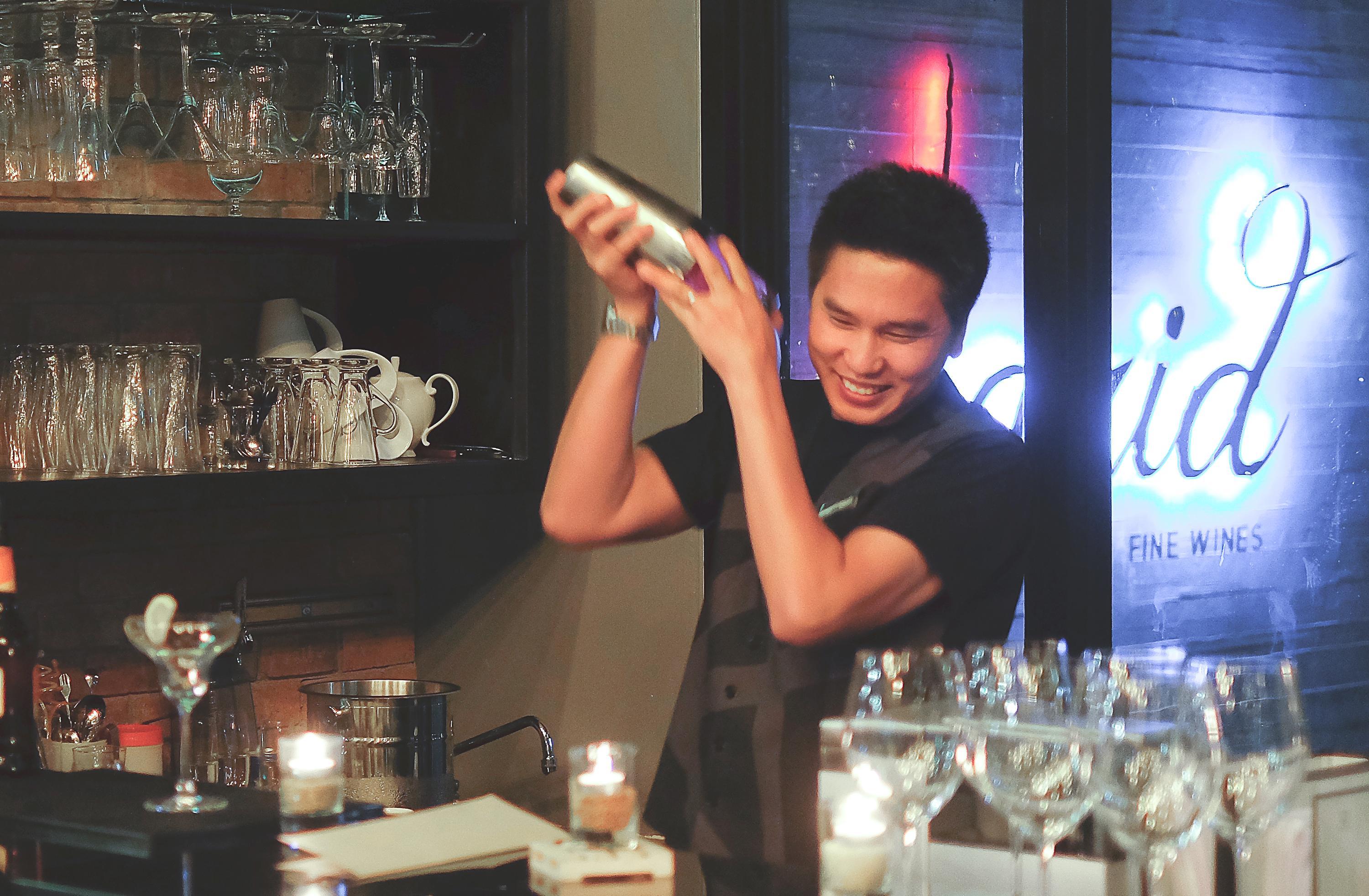 Art Mai Gallery Nimman Hotel Chiang Mai Zewnętrze zdjęcie A bartender shaking a cocktail