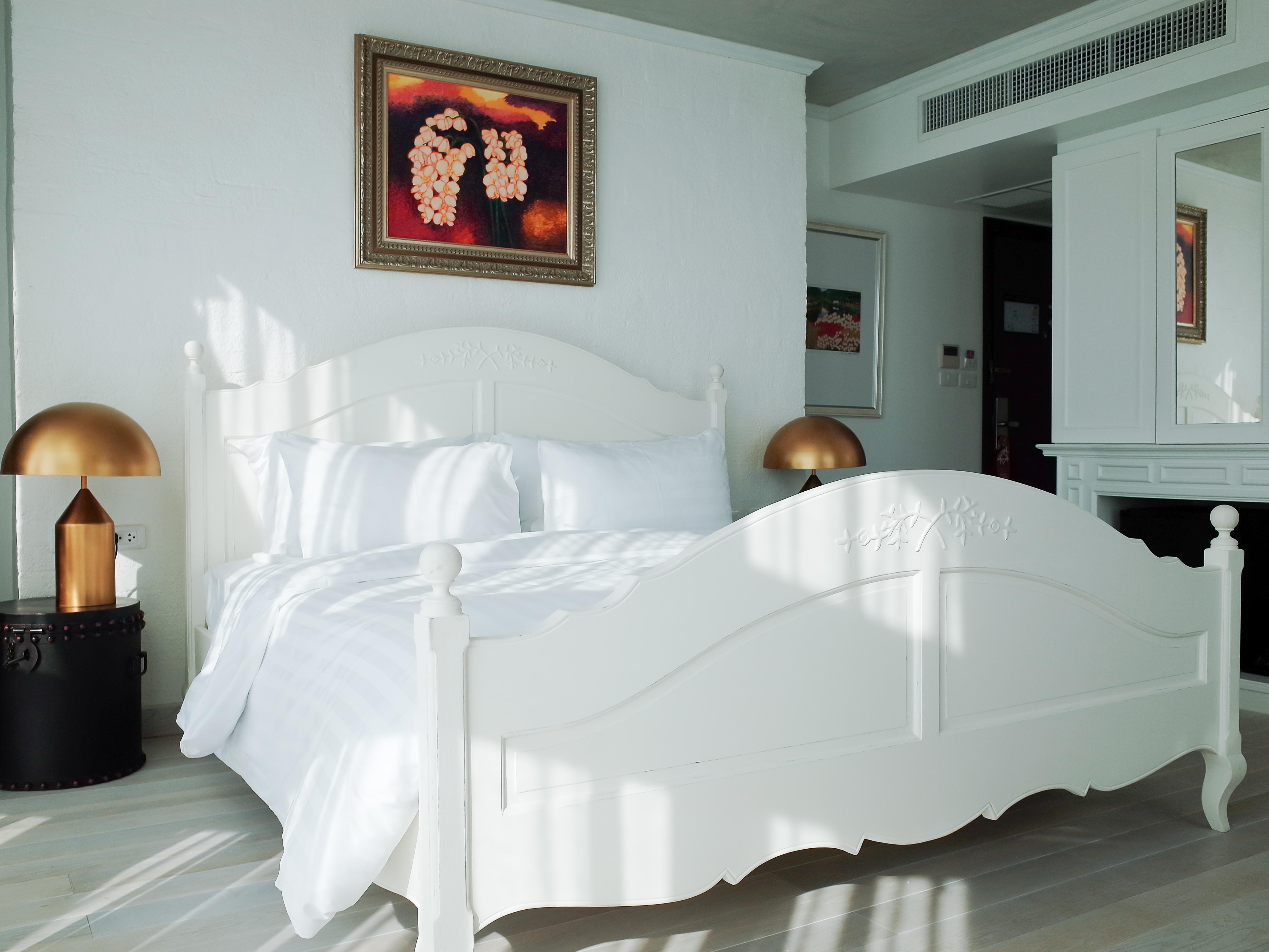 Art Mai Gallery Nimman Hotel Chiang Mai Zewnętrze zdjęcie A bed with a bed skirt