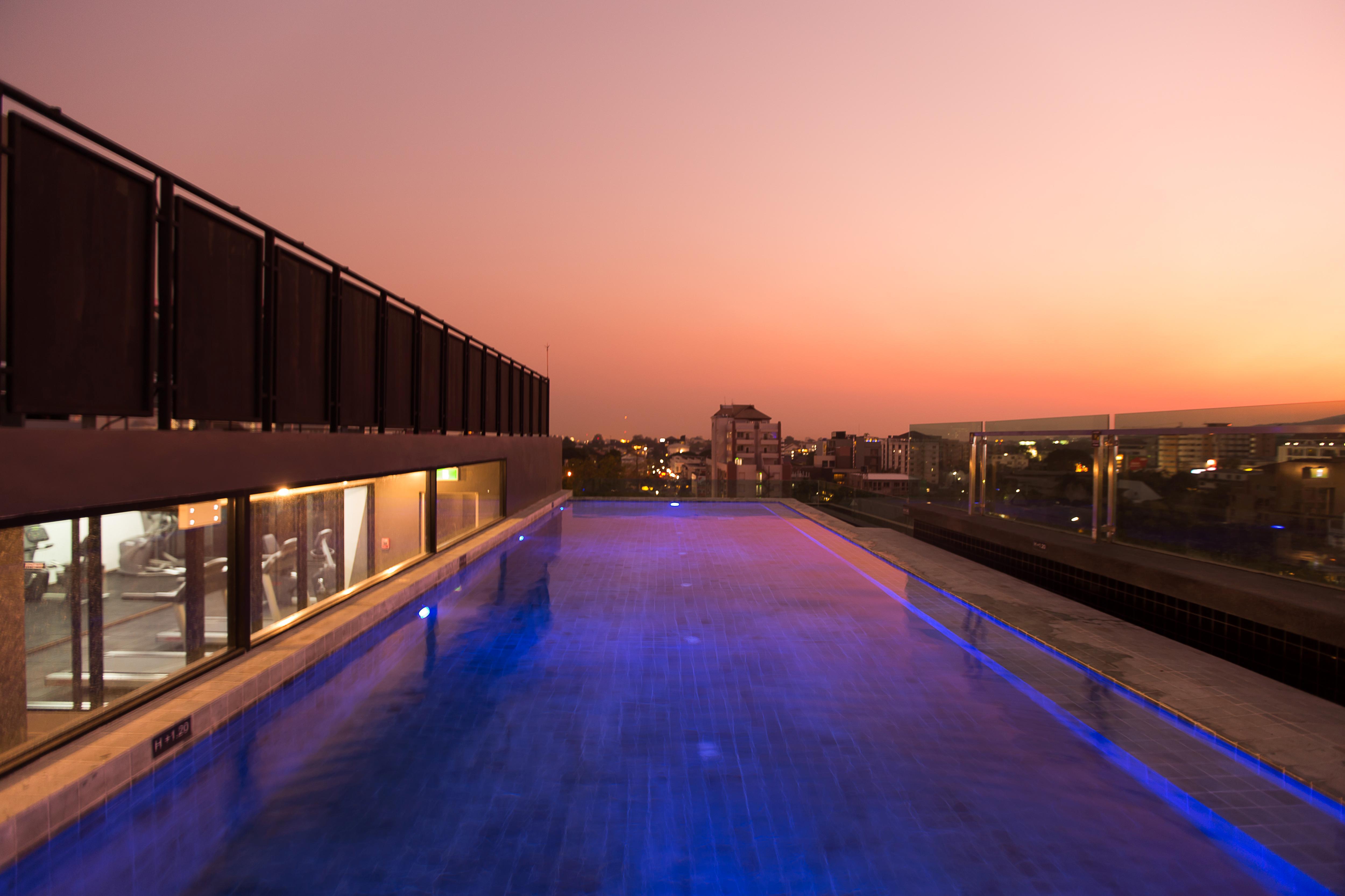 Art Mai Gallery Nimman Hotel Chiang Mai Zewnętrze zdjęcie Rooftop pool at the hotel