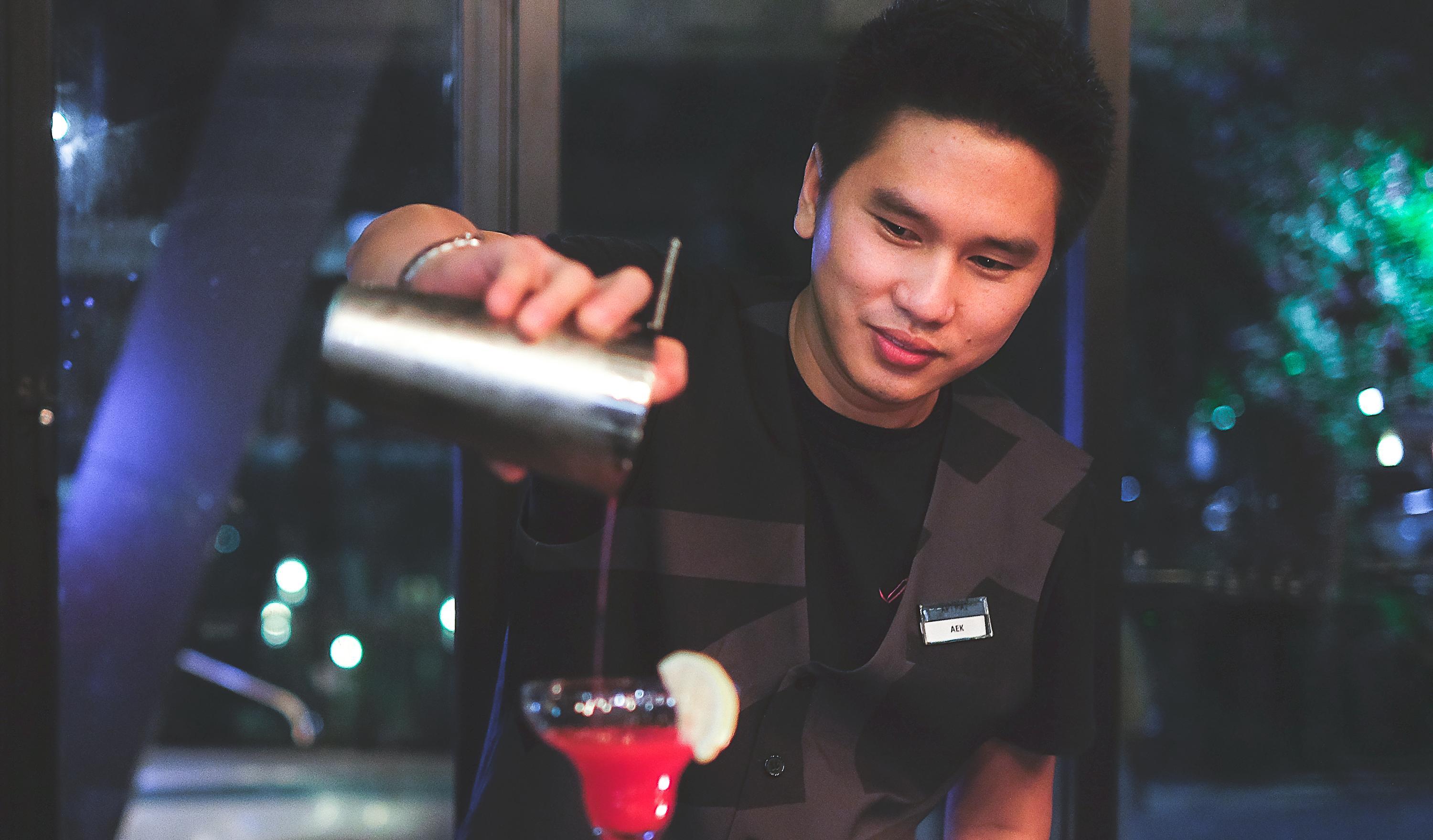 Art Mai Gallery Nimman Hotel Chiang Mai Zewnętrze zdjęcie A bartender at work