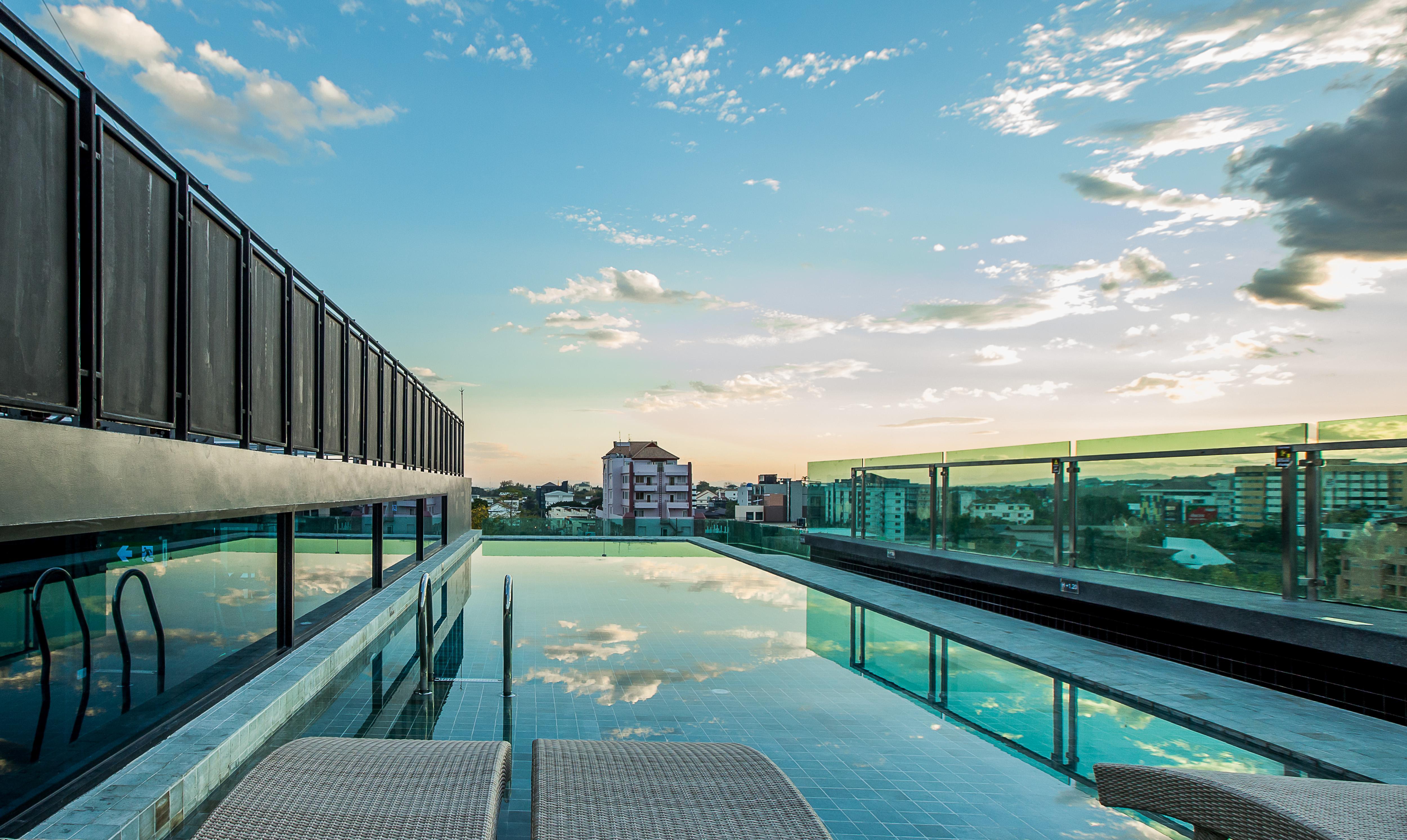 Art Mai Gallery Nimman Hotel Chiang Mai Zewnętrze zdjęcie The rooftop pool at the hotel