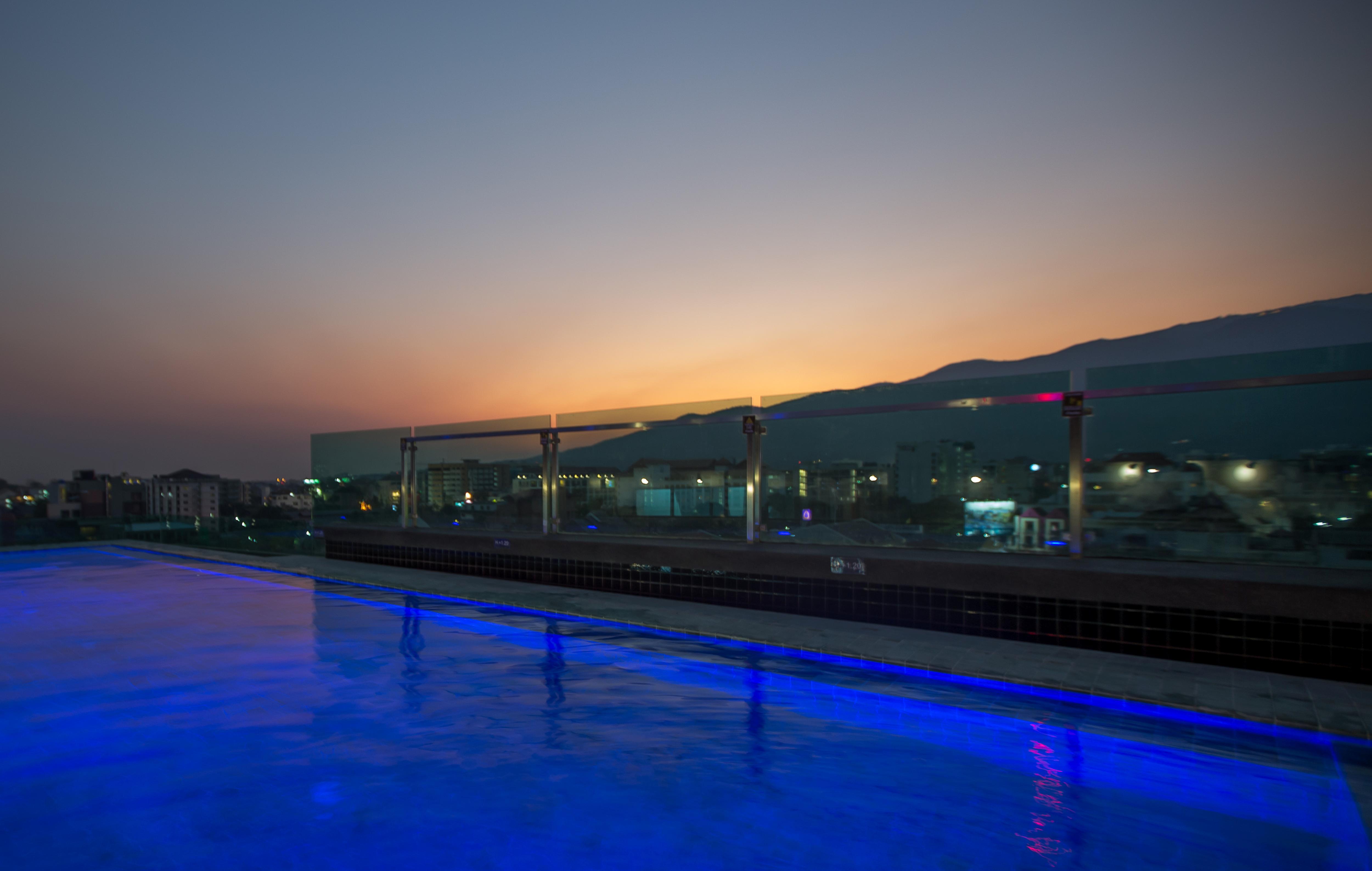Art Mai Gallery Nimman Hotel Chiang Mai Zewnętrze zdjęcie The rooftop pool at the hotel