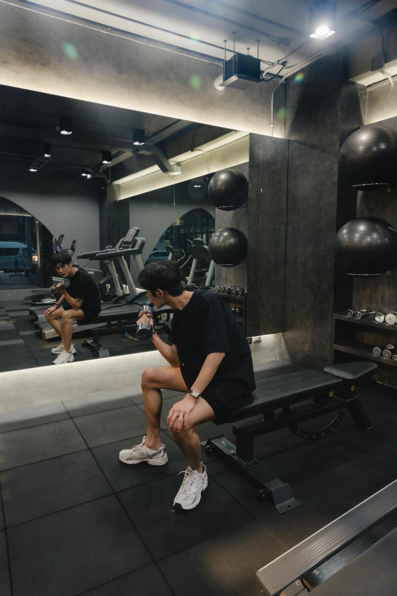 Art Mai Gallery Nimman Hotel Chiang Mai Zewnętrze zdjęcie A man in a gym