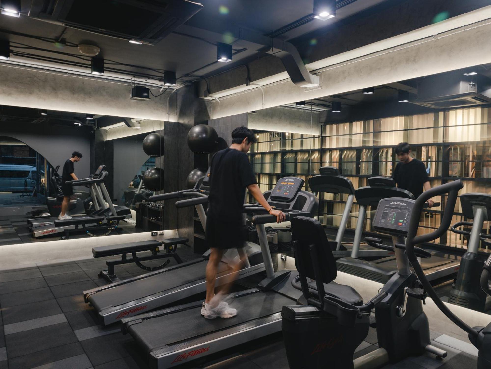 Art Mai Gallery Nimman Hotel Chiang Mai Zewnętrze zdjęcie A treadmill in a gym