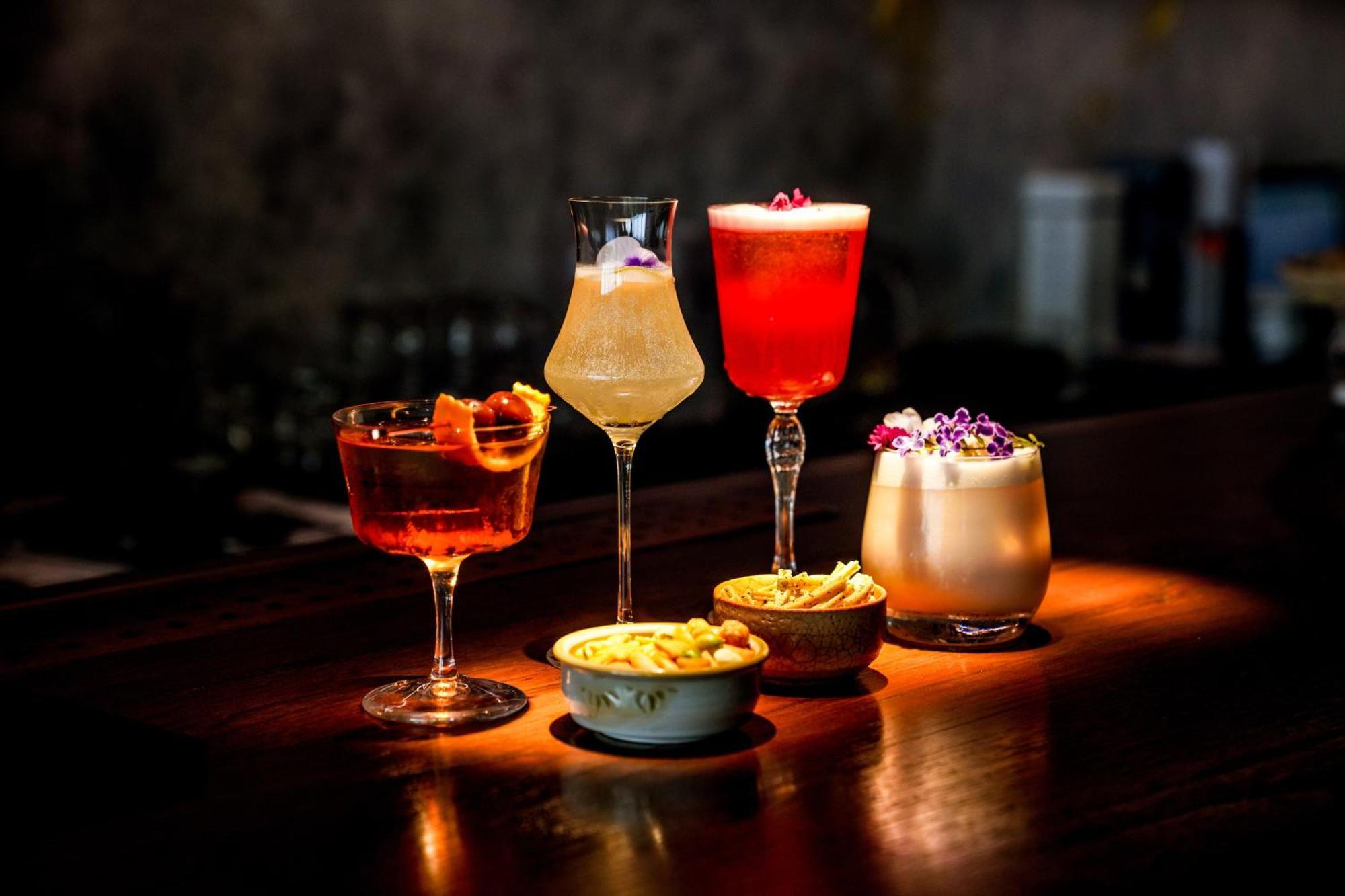 Art Mai Gallery Nimman Hotel Chiang Mai Zewnętrze zdjęcie Cocktails at the bar